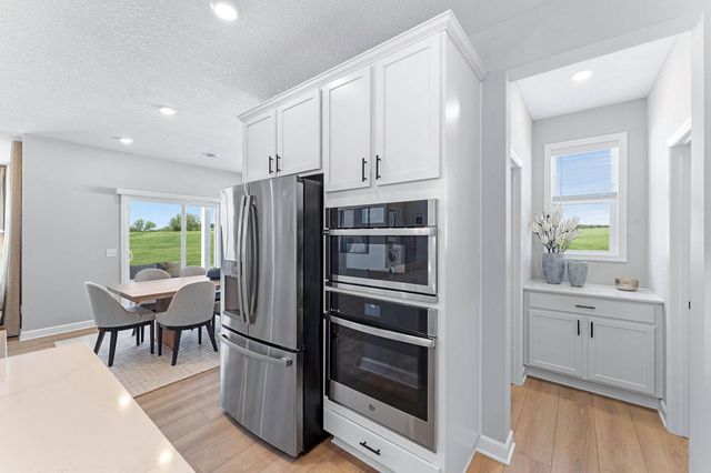 5222 Long Pointe Bay, Woodbury, MN 55129