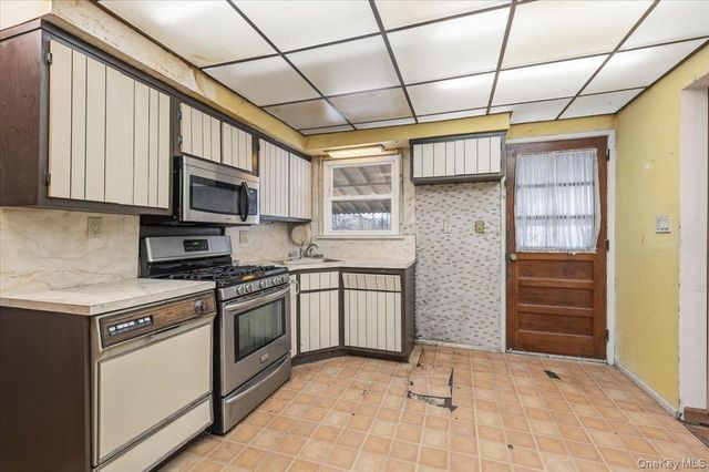 158 Burns Avenue, Hicksville, NY 11801