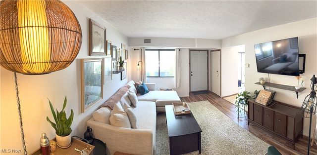 1480 Cedarwood Drive 21F, Westlake, OH 44145