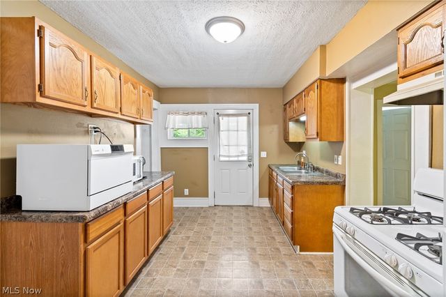 777 Montana Avenue, Akron, OH 44314