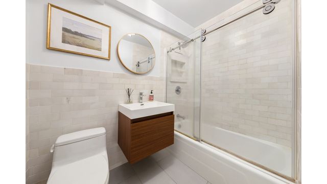 301 E 48th St Apt 2G, New York City, NY 10017