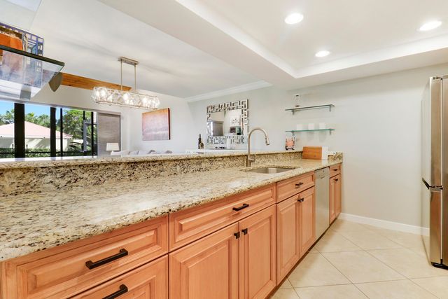 204 Old Meadow Way, Palm Beach Gardens, FL 33418