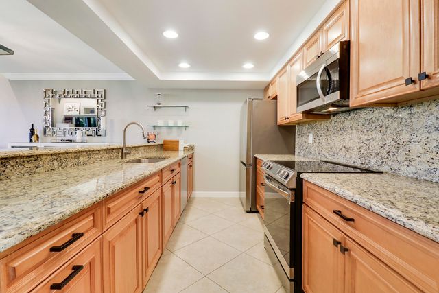 204 Old Meadow Way, Palm Beach Gardens, FL 33418