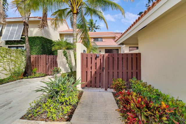 204 Old Meadow Way, Palm Beach Gardens, FL 33418