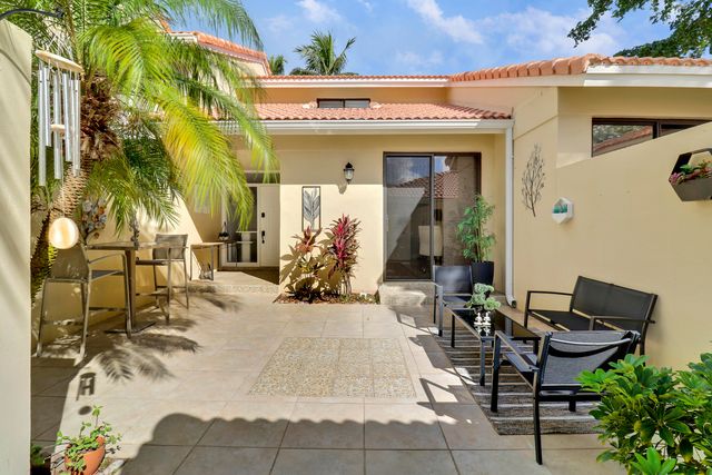 204 Old Meadow Way, Palm Beach Gardens, FL 33418