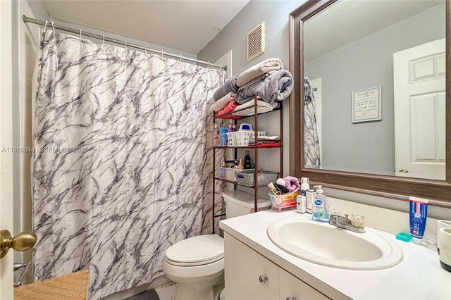 20816 NW 3rd Ln, Pembroke Pines, FL 33029