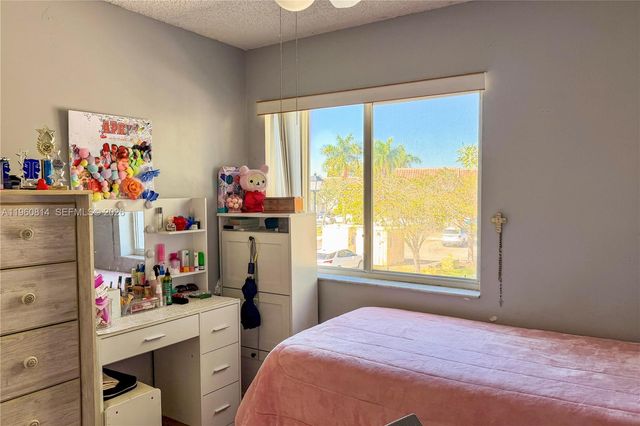 20816 NW 3rd Ln, Pembroke Pines, FL 33029