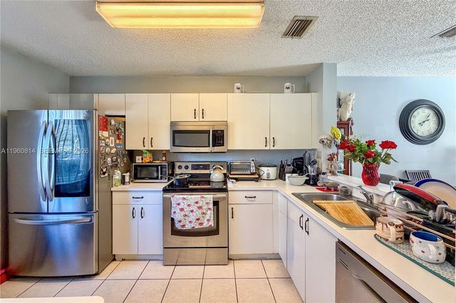 20816 NW 3rd Ln, Pembroke Pines, FL 33029