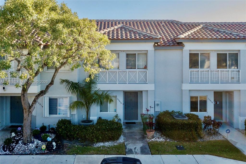 20816 NW 3rd Ln, Pembroke Pines, FL 33029
