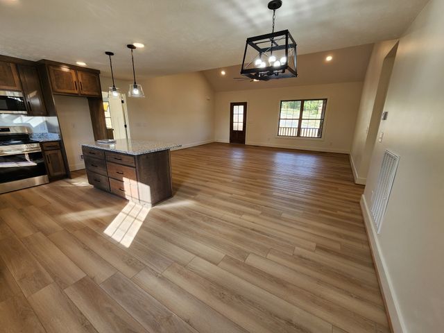 125 Acorn Ln, Hartsville, TN 37074