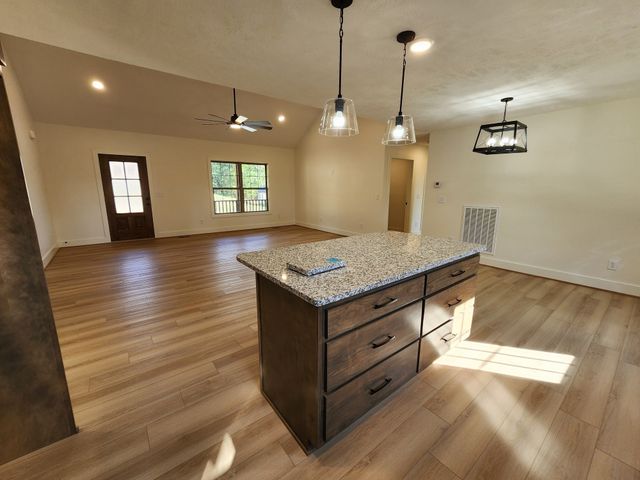 125 Acorn Ln, Hartsville, TN 37074