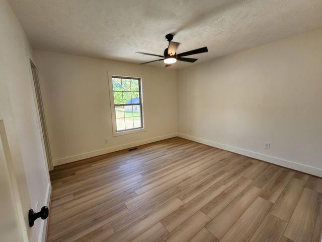 125 Acorn Ln, Hartsville, TN 37074