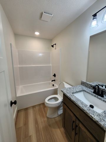 125 Acorn Ln, Hartsville, TN 37074