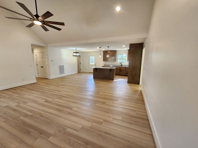 125 Acorn Ln, Hartsville, TN 37074