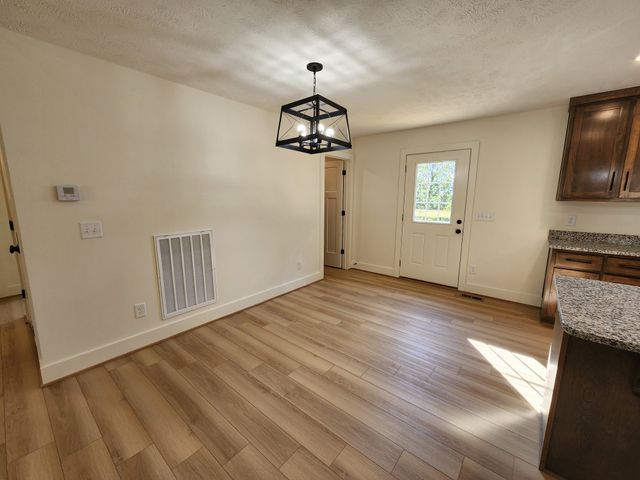 125 Acorn Ln, Hartsville, TN 37074