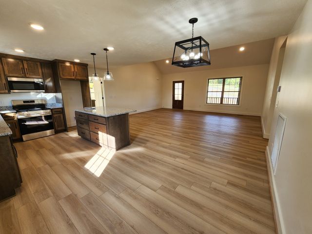 125 Acorn Ln, Hartsville, TN 37074