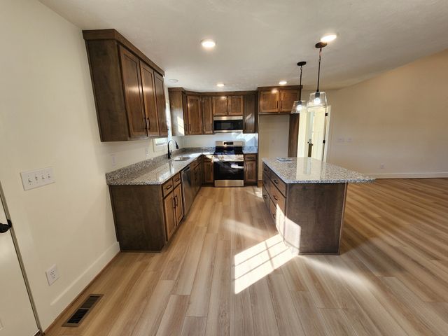 125 Acorn Ln, Hartsville, TN 37074