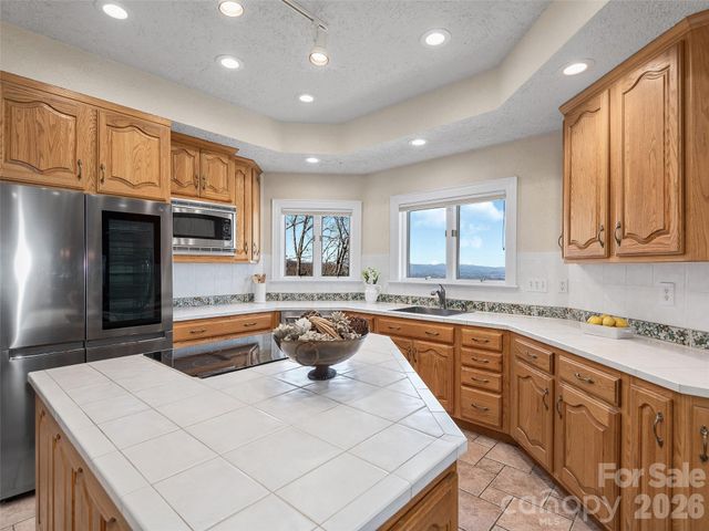 33 Elk Ridge Drive, Asheville, NC 28804