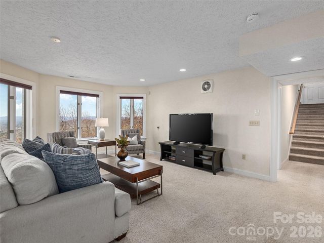 33 Elk Ridge Drive, Asheville, NC 28804