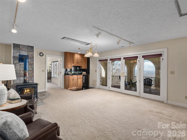 33 Elk Ridge Drive, Asheville, NC 28804