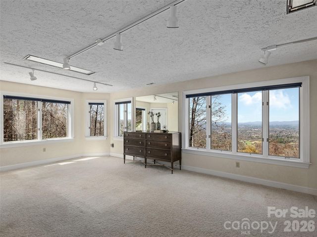 33 Elk Ridge Drive, Asheville, NC 28804