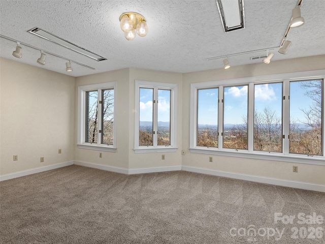 33 Elk Ridge Drive, Asheville, NC 28804