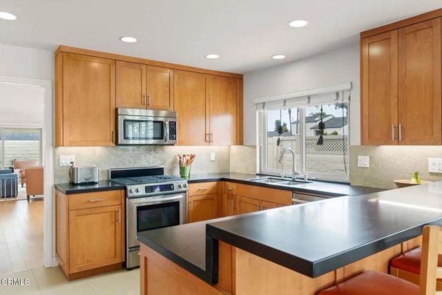 960 Emerald Court, Ventura, CA 93004