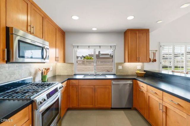 960 Emerald Court, Ventura, CA 93004