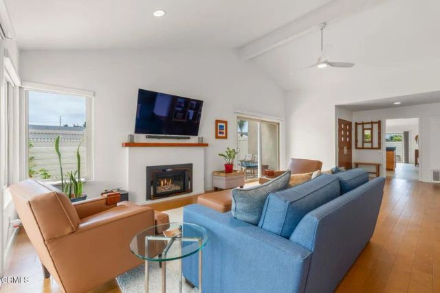960 Emerald Court, Ventura, CA 93004