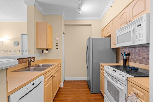 6841 SW 44th St 106, Miami, FL 33155