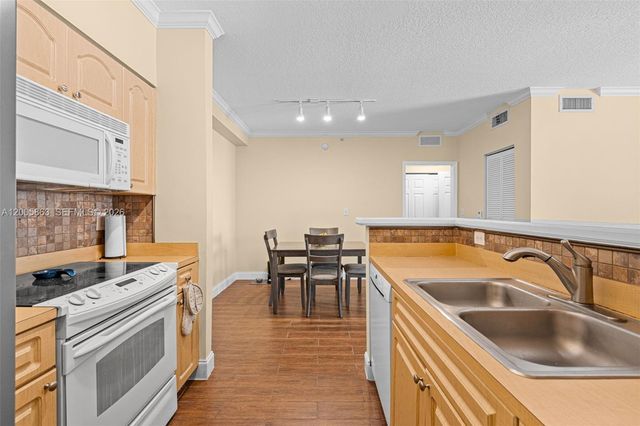 6841 SW 44th St 106, Miami, FL 33155