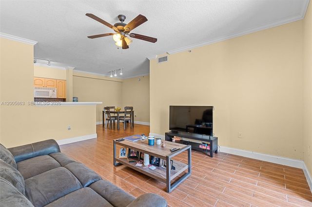 6841 SW 44th St 106, Miami, FL 33155