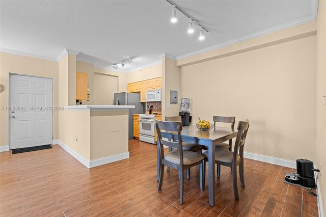 6841 SW 44th St 106, Miami, FL 33155