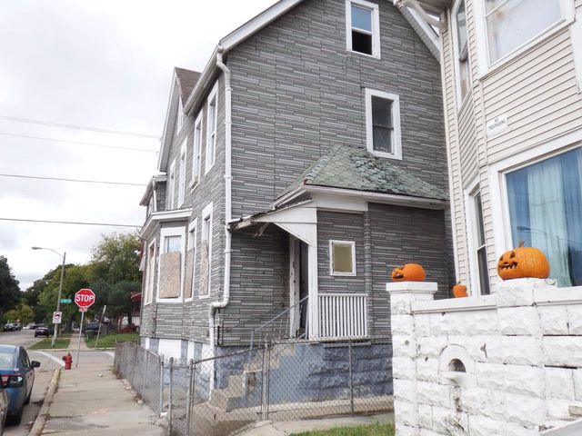 938 S 11th STREET, Milwaukee, WI 53204