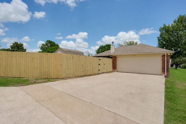 444 Dove Lane, Fort Worth, TX 76108