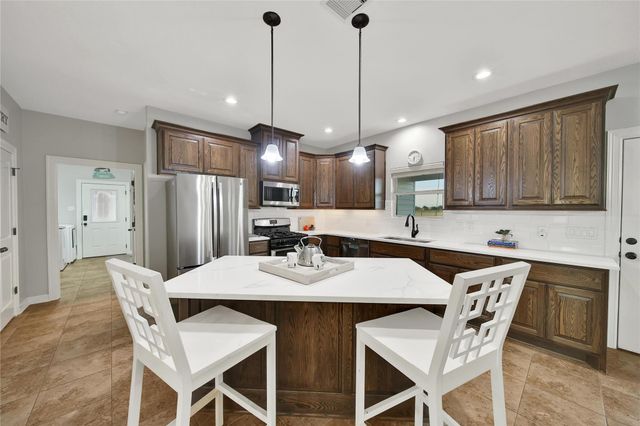 2398 Settlers Way Drive, Sealy, TX 77474