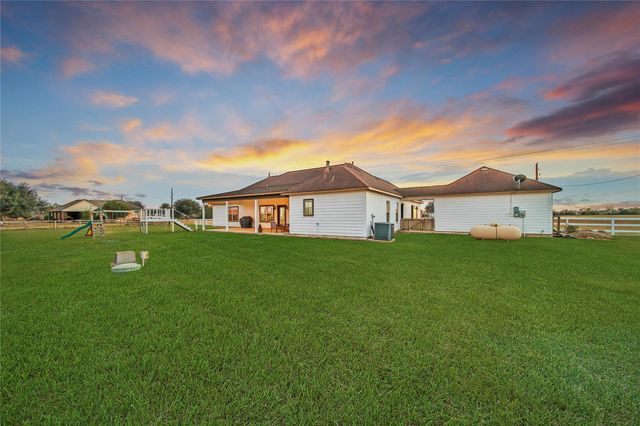 2398 Settlers Way Drive, Sealy, TX 77474