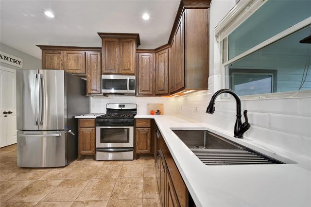 2398 Settlers Way Drive, Sealy, TX 77474