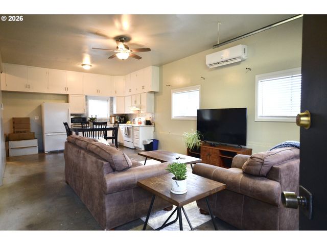 10854 SUMMIT Loop Se, Turner, OR 97392