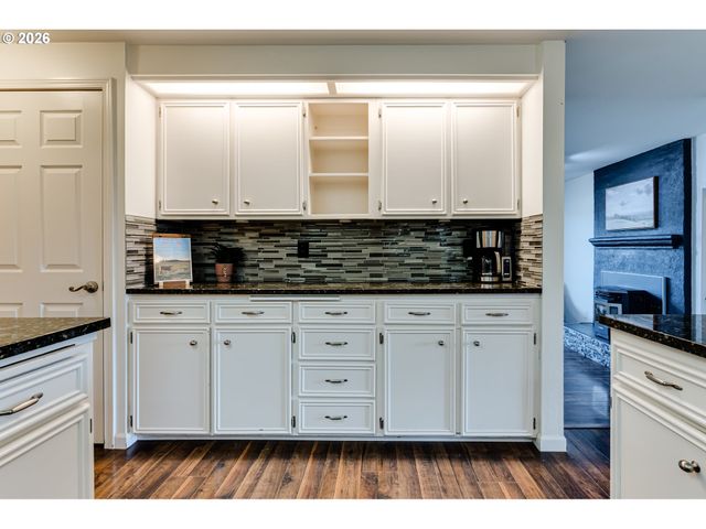 26718 CANTRELL Rd, Eugene, OR 97402