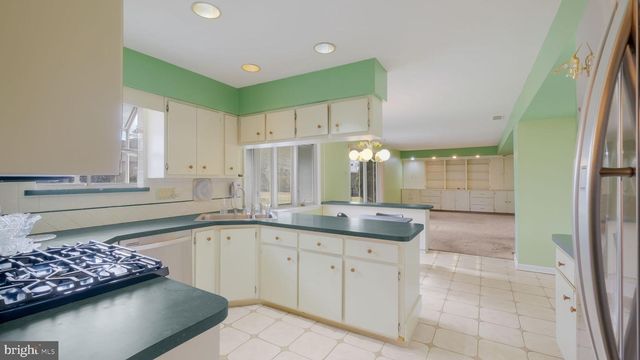 64 SPRINGWOOD DR, Southampton, PA 18966