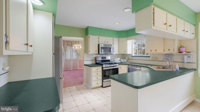 64 SPRINGWOOD DR, Southampton, PA 18966
