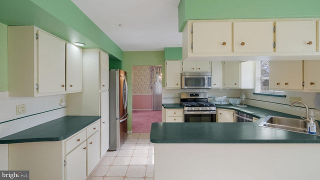 64 SPRINGWOOD DR, Southampton, PA 18966