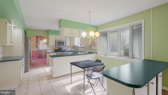 64 SPRINGWOOD DR, Southampton, PA 18966