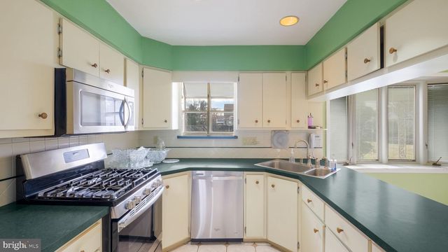 64 SPRINGWOOD DR, Southampton, PA 18966