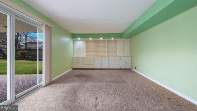 64 SPRINGWOOD DR, Southampton, PA 18966