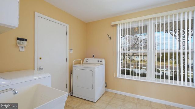 64 SPRINGWOOD DR, Southampton, PA 18966