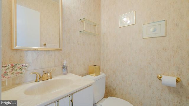 64 SPRINGWOOD DR, Southampton, PA 18966