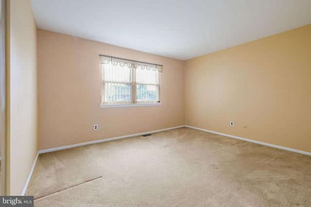 64 SPRINGWOOD DR, Southampton, PA 18966