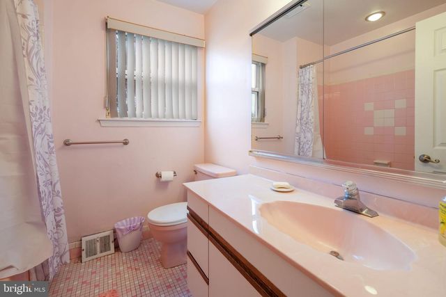 64 SPRINGWOOD DR, Southampton, PA 18966